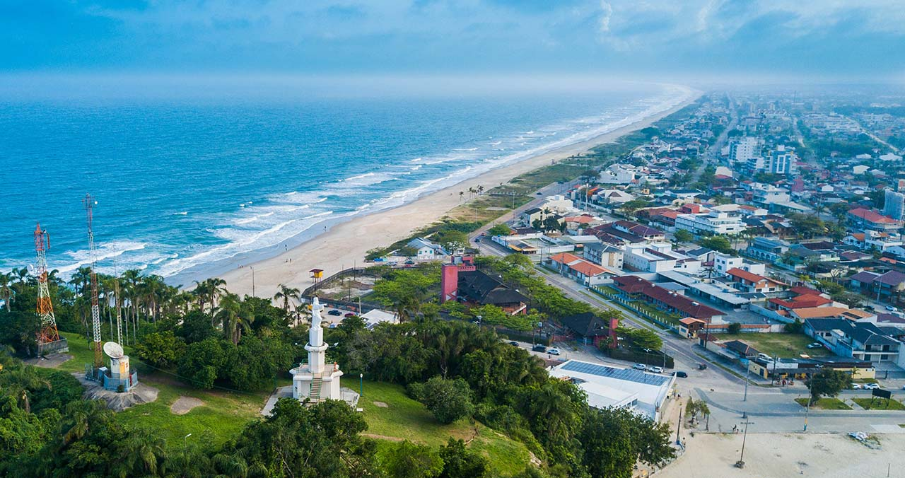 Imagem aerea da praia brava de Guaratuba
