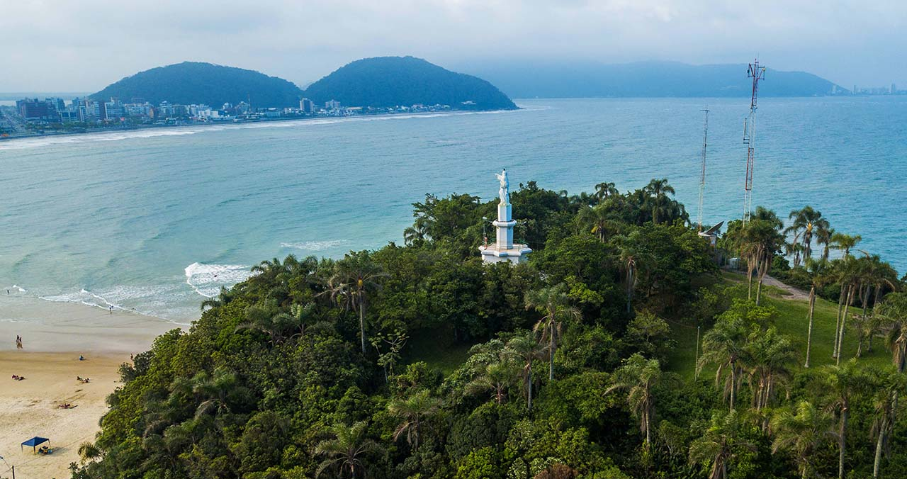 Imagem aerea do morro do cristo de Guaratuba